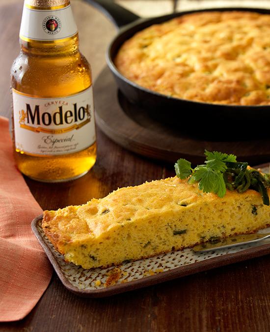Pan de maíz con chile verde y queso recipe image