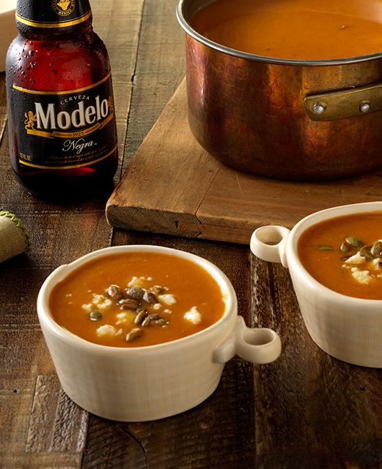 Sopa cremosa de calabaza y chipotle recipe image