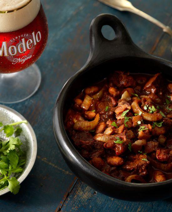 Bistec con chile rojo, cerveza, frijoles y tocino  recipe image
